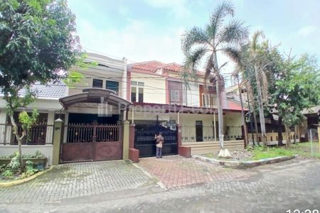 Sewa Rumah Bagus, Lokasi Strategis di Jalan Utama, Bisa untuk Office atau Mess Karyawan/Kosan - 9 Kamar dengan Kamar Mandi Dalam - Perum YKP Surabaya