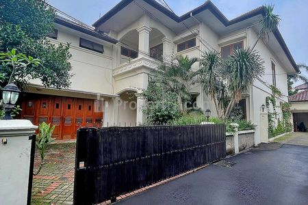 Dijual Rumah Luas di Area Kemang Jakarta Selatan - Ada Kolam Renang STDN0091