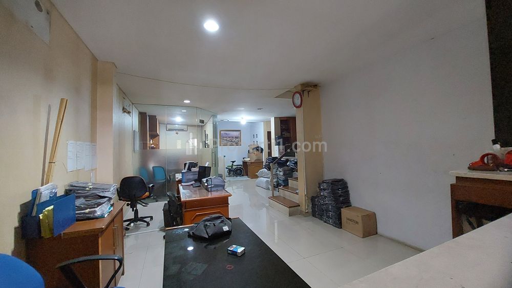 Dijual Rumah 2,5 Lantai Ex Kantor dan Gudang di Pondok Bambu, Jakarta Timur
