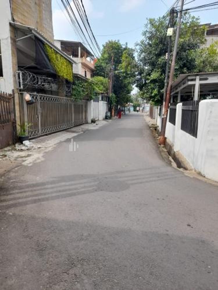 Dijual Rumah Hitung Tanah di Pejaten Jakarta Selatan Lokasi Strategis - 4 BR Unfurnished