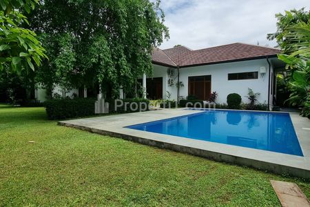 Disewakan Rumah Besar dengan Garden & Pool, Bebas Banjir, Lokasi Kemang Jakarta Selatan