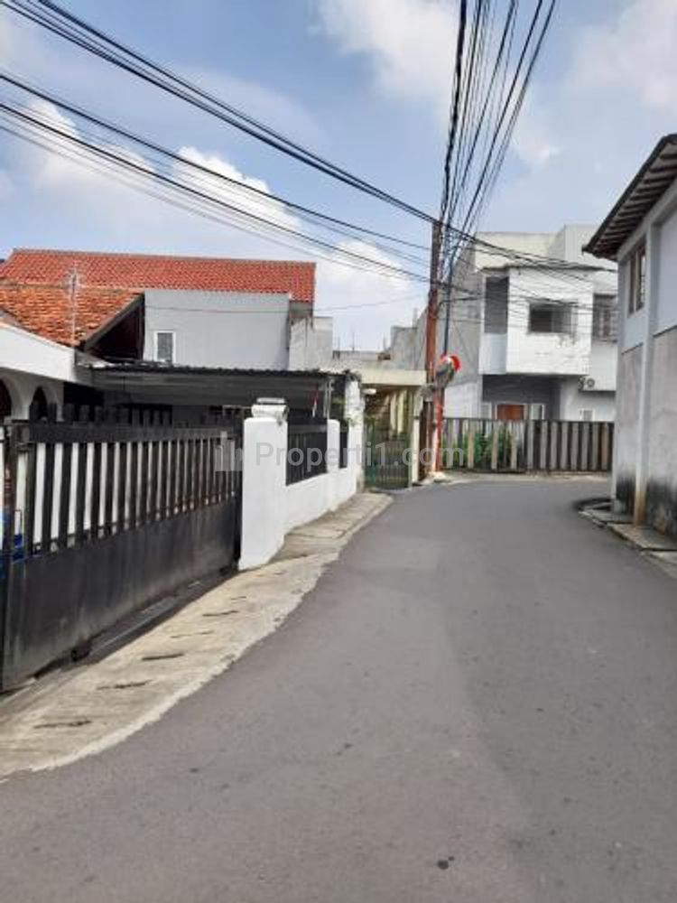 Dijual Rumah Hitung Tanah di Pejaten Jakarta Selatan Lokasi Strategis - 4 BR Unfurnished