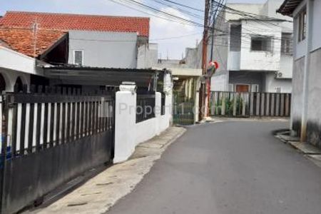 Dijual Rumah Hitung Tanah di Pejaten Jakarta Selatan Lokasi Strategis - 4 BR Unfurnished