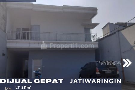 Dijual Rumah Halaman Luas, Lokasi Strategi,s Garasi Bisa 8 Mobil, Cocok untuk Usaha atau Office di Jatiwaringin, Bekasi