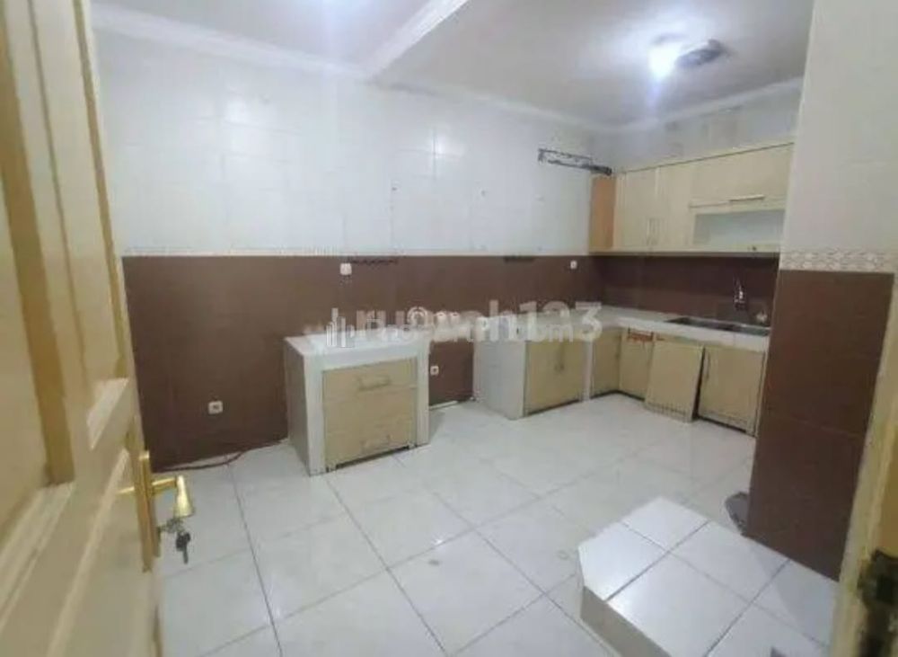 Jual Rumah Murah Siap Huni di Tebet Barat, Akses 2 Mobil, Depan Taman, Tenang dan Asri, Dekat Soepomo, Saharjo, Kuningan, Jakarta Selatan