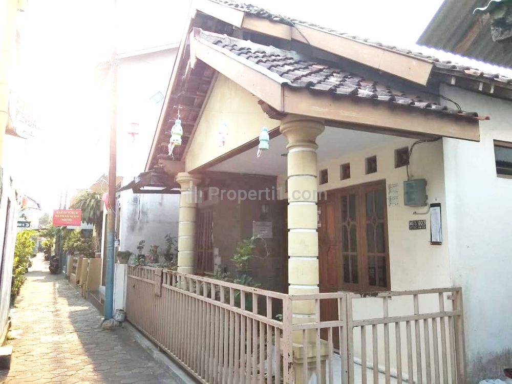 Tampak depan (selatan) : teras, pekarangan depan