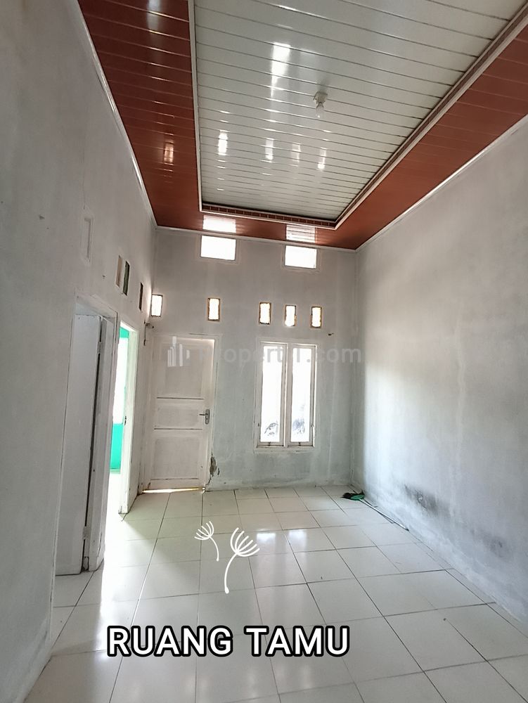 Ruang tengah lega dengan plavon PVC