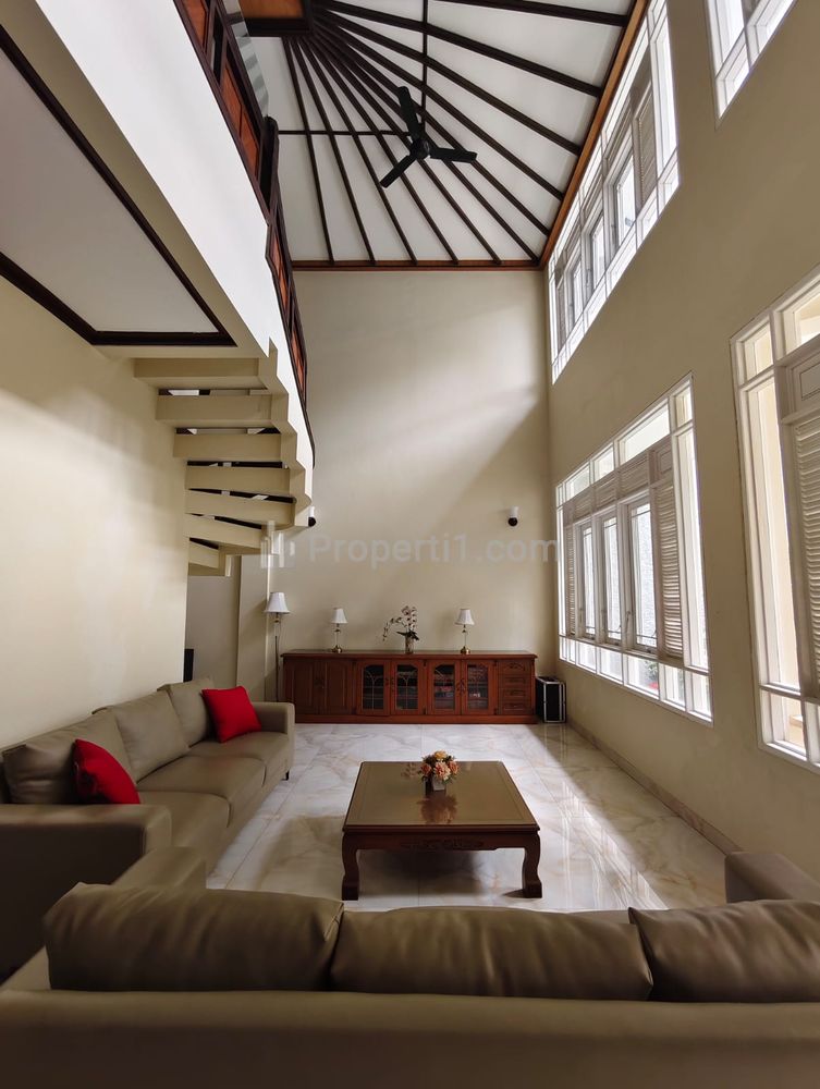 Disewakan Rumah Baru Renovasi, Furnished - di Lokasi Strategis Menteng, Jakarta Pusat