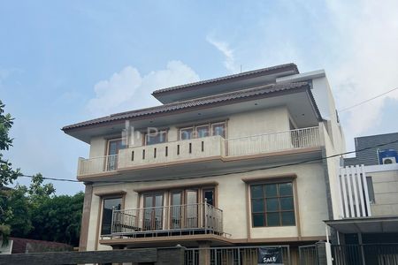 Jual Rumah Mewah Semi Furnish di Taman Villa Meruya Jakarta Barat