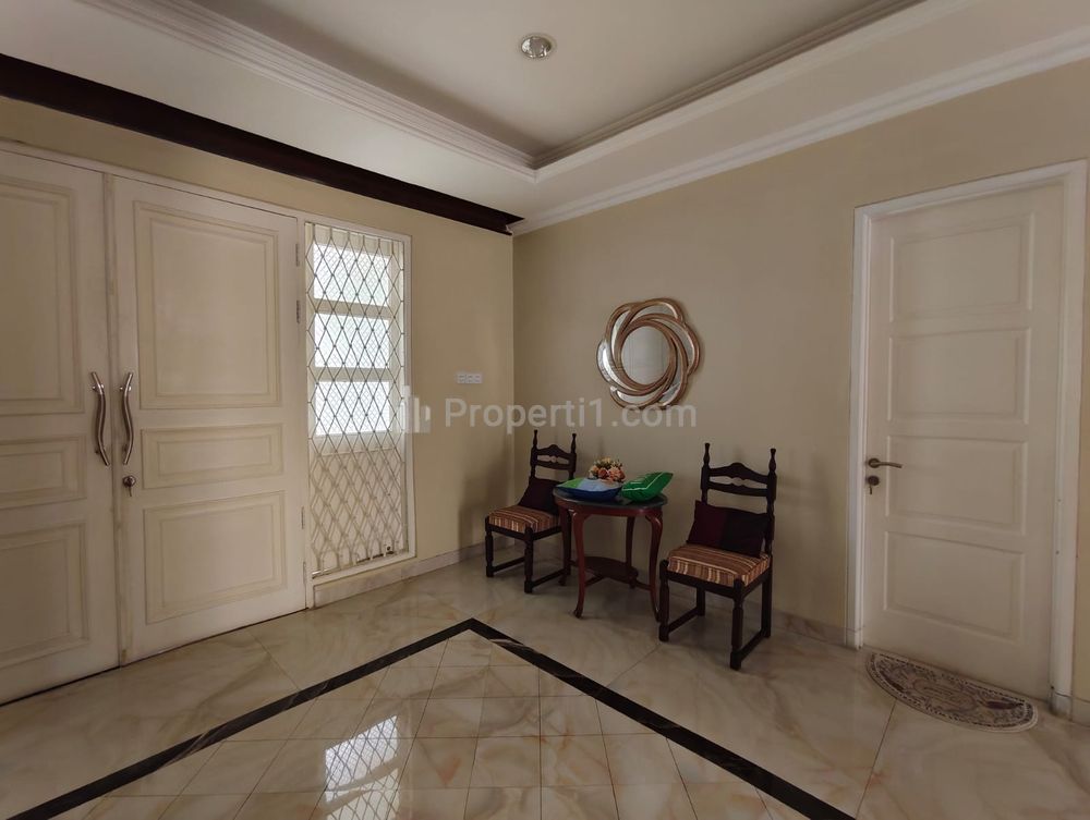Disewakan Rumah Baru Renovasi, Furnished - di Lokasi Strategis Menteng, Jakarta Pusat