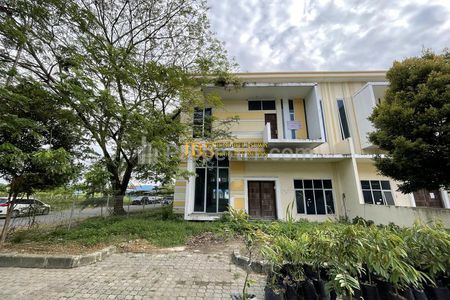 Jual Rumah 2,5 Tingkat di Komplek Graha Metropolitan Medan Cluster Sophie Suites - Belakang Rumah View Taman Golf