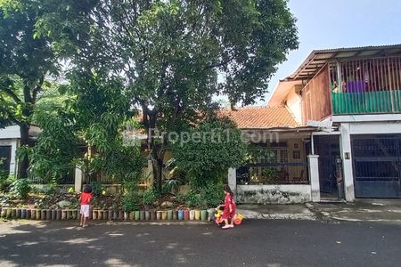 Halaman depan rumah sangat luas dan jalan buntu jd tidak ada kendaraan lalu lalang