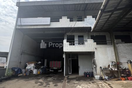 Lokasi Pinggir Jalan, Dijual Gudang dan Kantor di Jl. Raya Bogor LT 781 m2, Depok