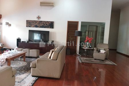 Jual Rumah Besar di Simprug Golf Senayan, Dekat Sudirman, Kebayoran Lama, Jakarta Selatan