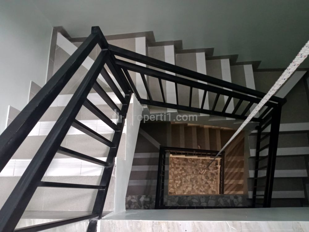 Jual Rumah Keren Nyaman dan Strategis di Puri Indah, Jakarta Barat