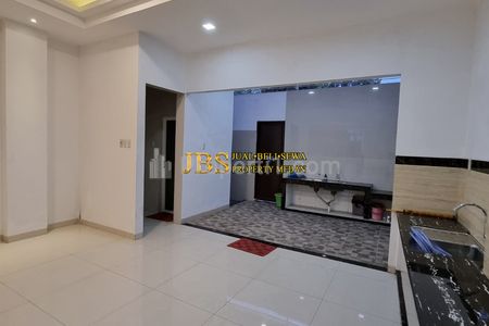 Jual Rumah 3 Tingkat Siap Huni di Komplek Griya Riatur Indah Jalan Gladiol - Medan