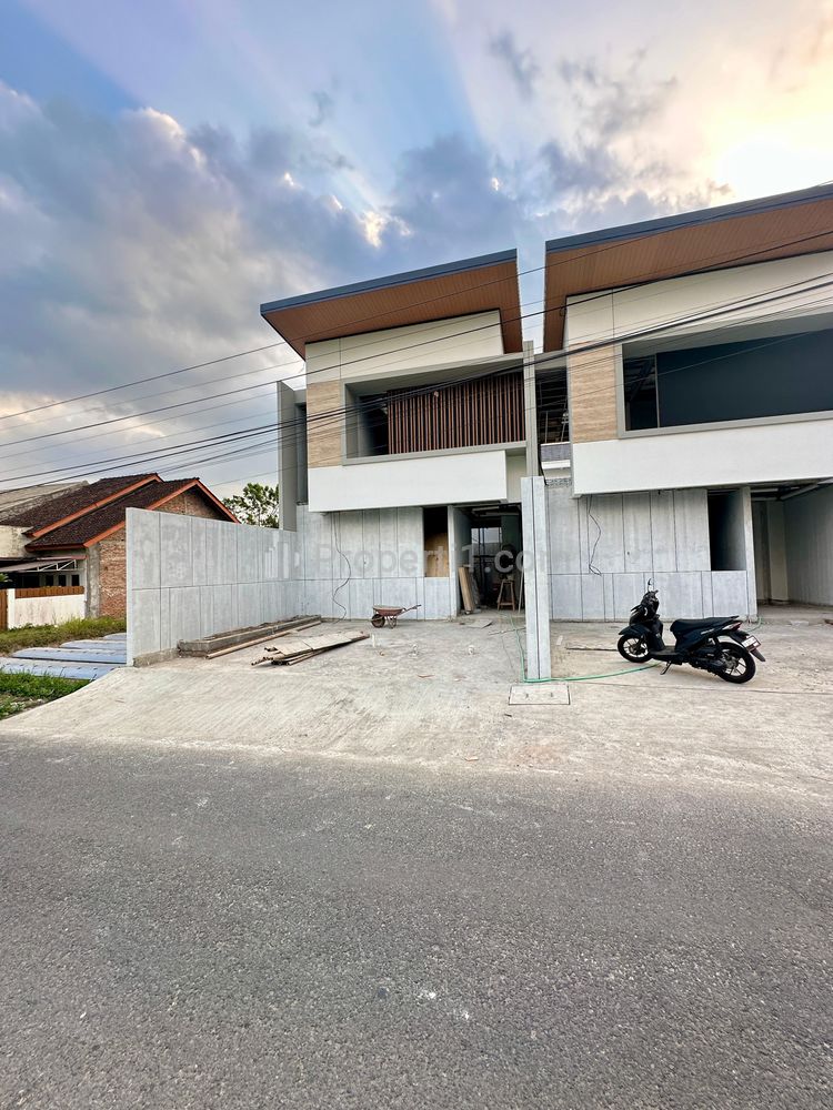 Dijual Rumah Baru Modern 2 Lantai Pinggir Jalan di Jl. Palagan Km. 9,5 Sleman Yogyakarta