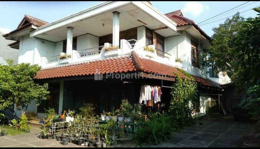 Dijual Rumah Tinggal 2 Lantai Cocok untuk Kos-kosan / Kantor dengan Halaman Luas di Jakarta Barat