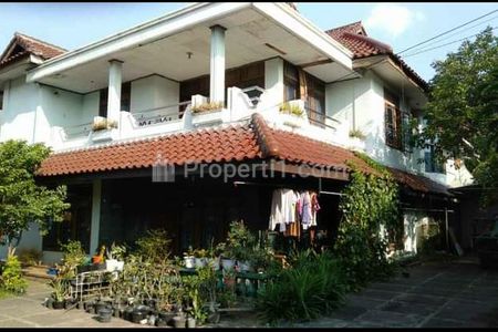 Dijual Rumah Tinggal 2 Lantai Cocok untuk Kos-kosan / Kantor dengan Halaman Luas di Jakarta Barat