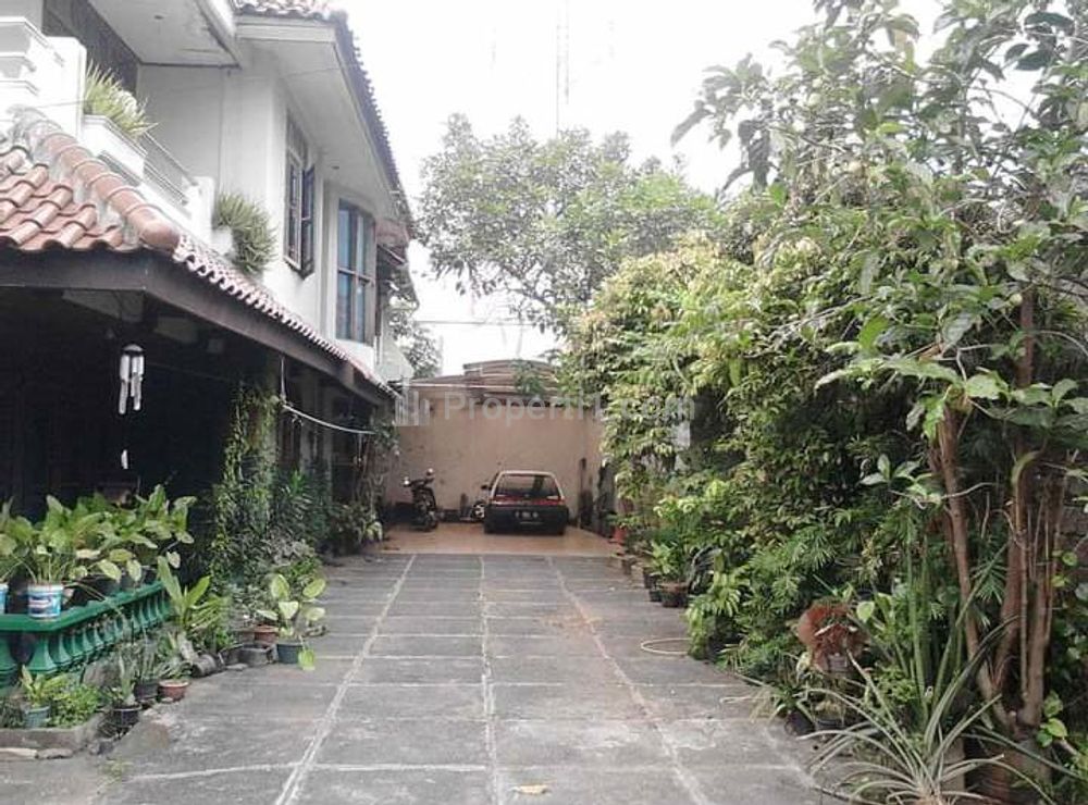 Dijual Rumah Tinggal 2 Lantai Cocok untuk Kos-kosan / Kantor dengan Halaman Luas di Jakarta Barat