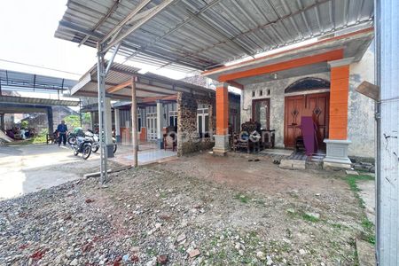 Dijual 2 Rumah Luas Tanah 1028 m2 di Tepi Jalan Raya Ngargoyoso Karanganyar Jawa Tengah