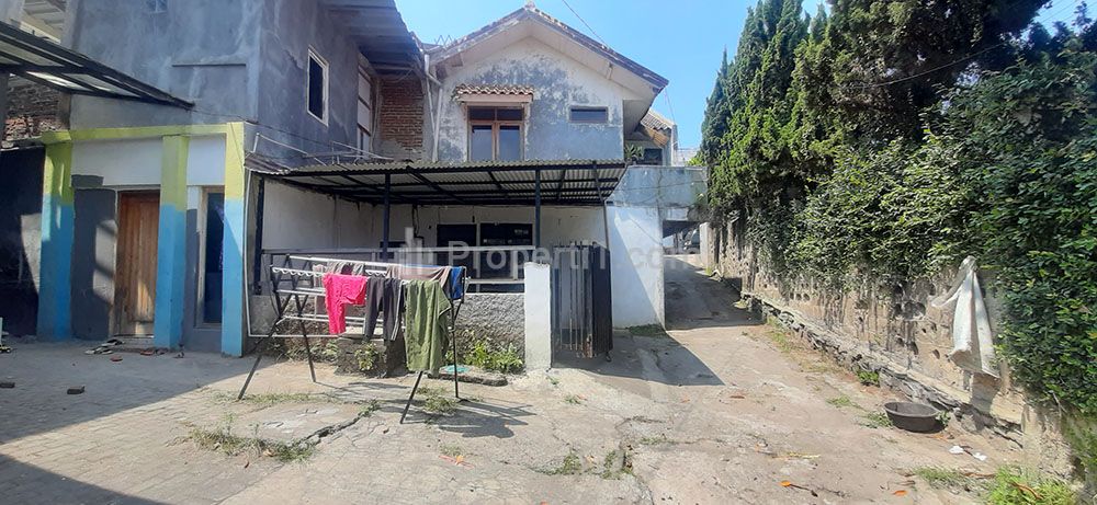Disewakan Rumah dengan Carport di Jalan Sasak Batu Jatihandap Bandung