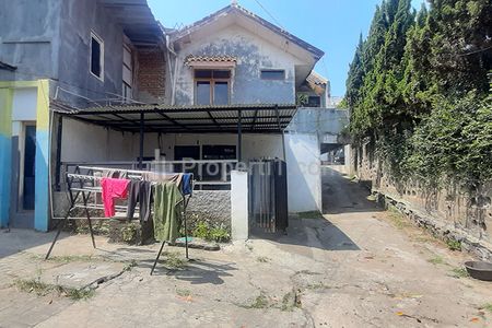 Disewakan Rumah dengan Carport di Jalan Sasak Batu Jatihandap Bandung