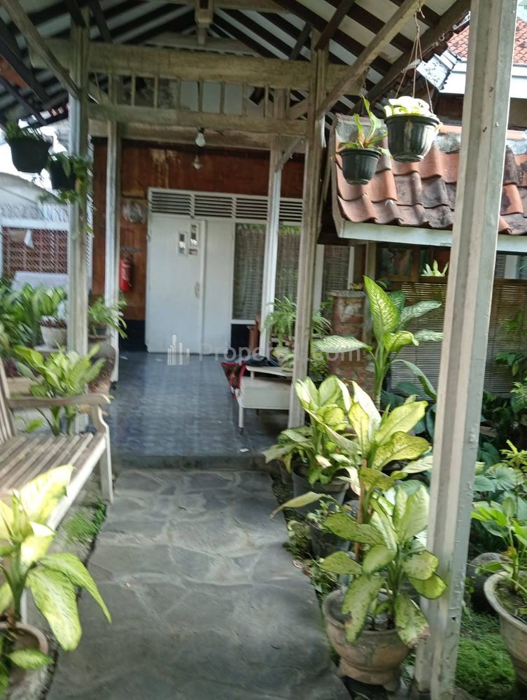 Rumah Dijual di Jalan Kaca Piring Surabaya Pusat Lokasi Strategis