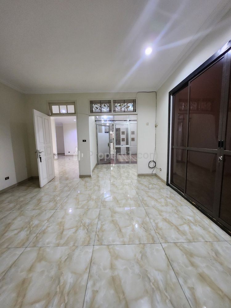Dijual Rumah Hook Luas Tanah 329m2 Murah Dalam Komplek Dekat Kampus UPN Jakarta