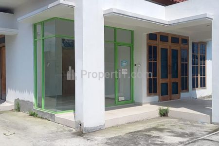 Disewakan Rumah di Manyaran Semarang Barat, Parkir Luas, Jalan Simpangan 3 Mobil, Dekat Islamic Centre