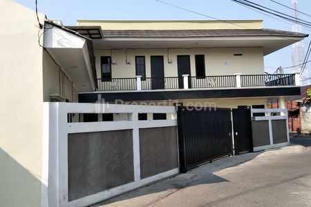 Dijual Rumah Kost/Kontrakan Sudah Berjalan, Tinggal Lanjutin Usahanya di Perumahan Karang Tengah Permai, Tangerang Kota
