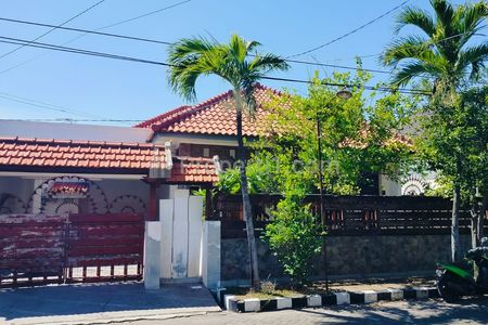 Rumah Dijual di Manyar Kartika Surabaya Timur Siap Huni Classic Murah Lokasi Strategis