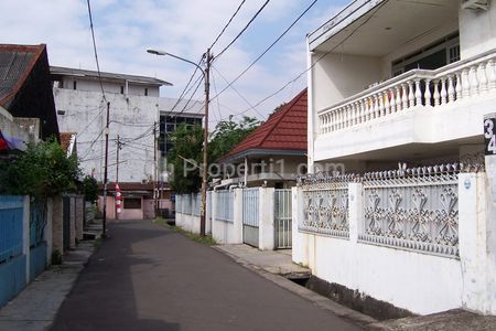 Dijual Rumah di Petojo Jakpus, 2 Lantai 5 Kamar Tidur Semi Furnish Lokasi Strategis