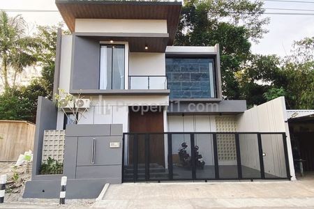 Dijual Rumah Baru Mewah Modern Full Furnish Pinggir Jalan Utama di Jl. Kaliurang Km 9 Yogyakarta