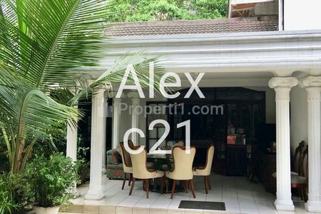 Dijual 2 Rumah di Atas 1 Tanah Luas (Hitung Tanah Saja) di Senopati Area SCBD, Jakarta Selatan