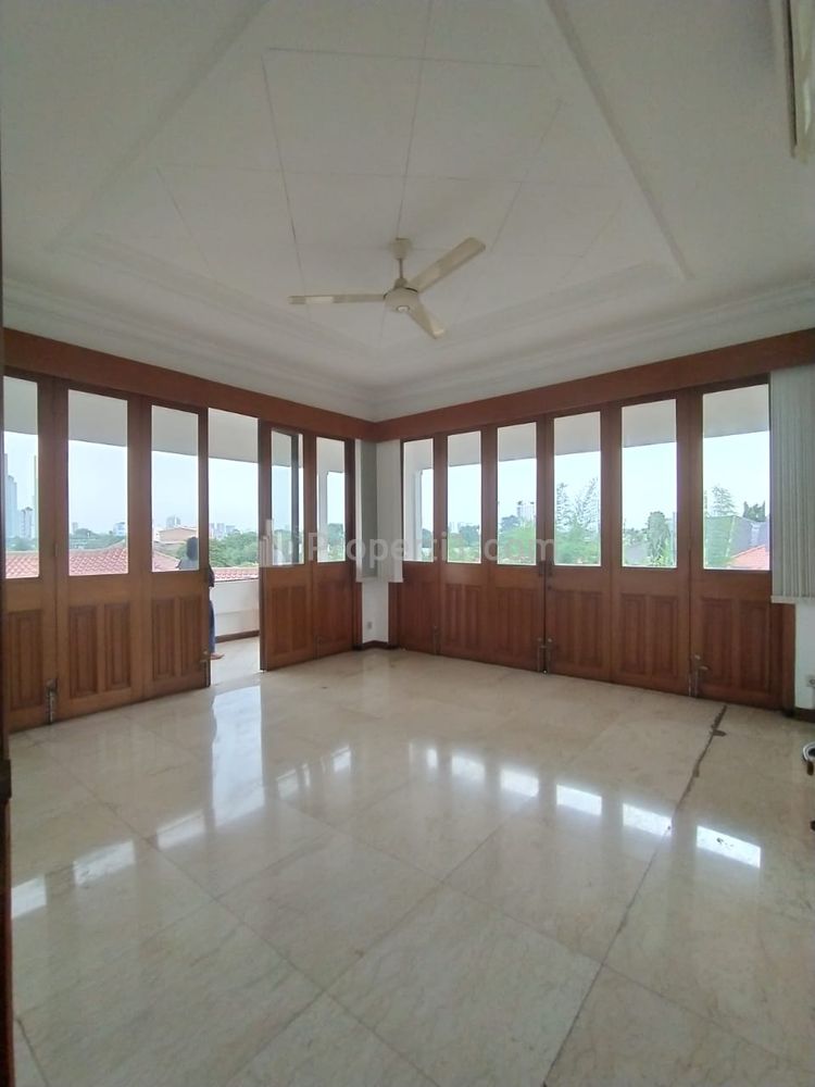 Jual Rumah Bagus di Cilandak Timur Jakarta Selatan Lokasi Strategis - 6 Kamar Tidur Semi Furnished