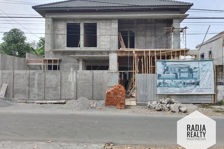 Dijual Rumah Baru Mewah Modern dengan Kolam Renang, Proses Finishing, Lokasi di Seputar Jogja Bay Maguwoharjo, Sleman, Yogyakarta