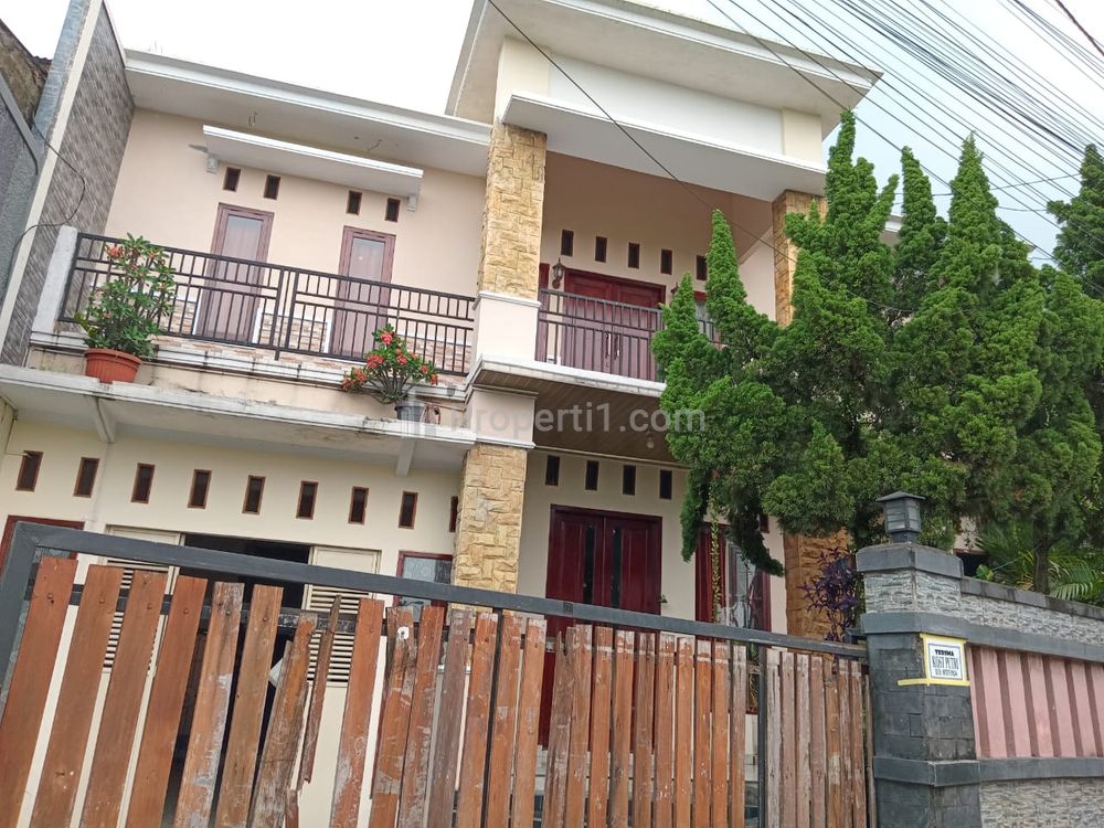 Tampak depan rumah