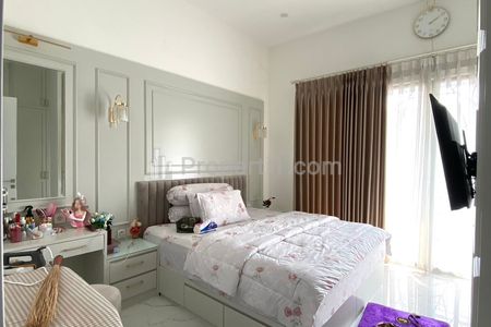 Jual Rumah di Komplek Kencana Loka BSD Tangerang Selatan Lokasi Strategis - 4 Kamar Tidur Full Furnished