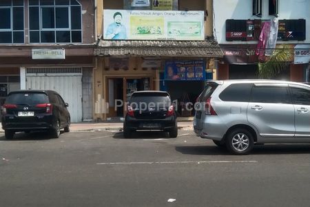 Dijual Rumah 2 Lantai di Kawasan Wisata Religi Ampel Surabaya, Cocok untuk Kantor, Rumah Makan, Lokasi Strategis di Depan Terminal Ampel