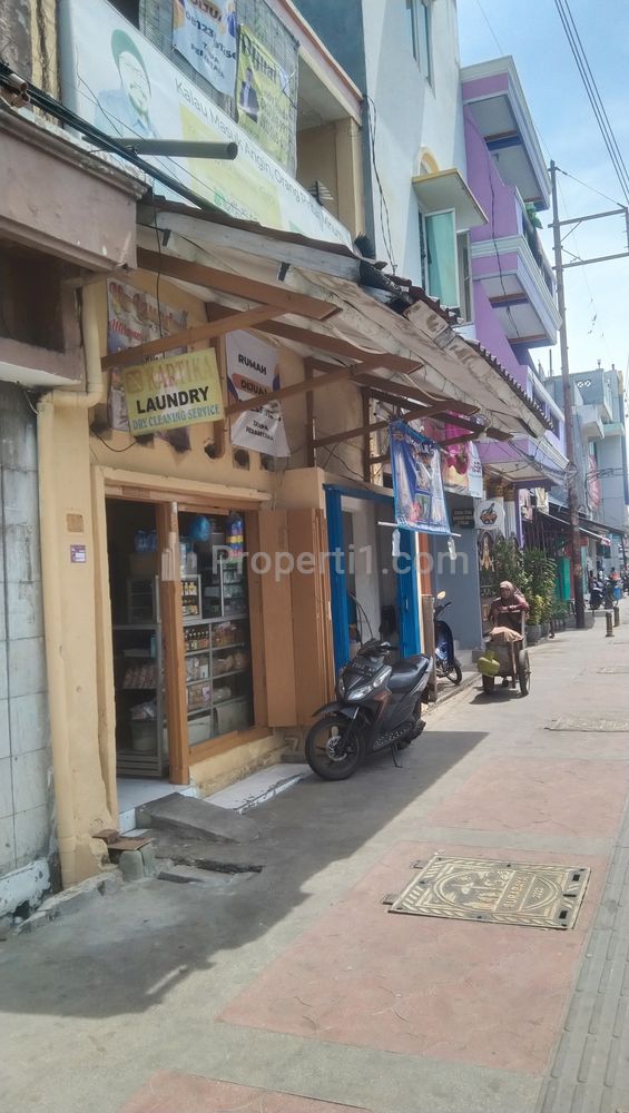 Dijual Rumah 2 Lantai di Kawasan Wisata Religi Ampel Surabaya, Cocok untuk Kantor, Rumah Makan, Lokasi Strategis di Depan Terminal Ampel