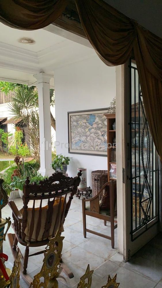 Jual Rumah Siap Huni Ada Pool Pinggir Jalan Area Latuharhari, Menteng, Jakarta Pusat