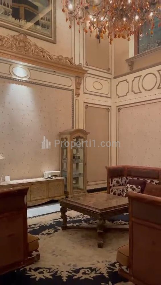 Jual Rumah Strategis di Menteng, 100 Meter ke Taman Suropati, Jakarta Pusat