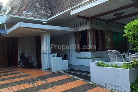 Jual Rumah Lama, Asri, dan Tenang di Menteng, 200 Meter ke Jln HOS Cokroaminoto, Jakarta Pusat