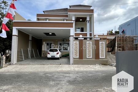 Dijual Rumah Baru Mewah Kolam Renang Full Furnish Tanah Luas di Purwomartani Yogyakarta