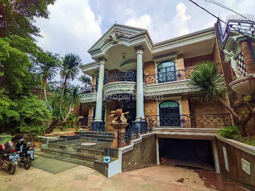 Dijual Rumah Elit 9 Kamar di Daerah Menteng, Jakarta Pusat