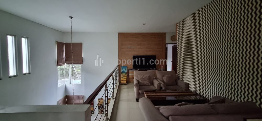 Dijual Cepat Rumah Sangat Terpelihara di Jalan Yupiter IX Margahayu Kota Bandung, Tiap Kamar Ada AC Sudah Renovasi Lay Out Nyaman Ada Halaman di Depan