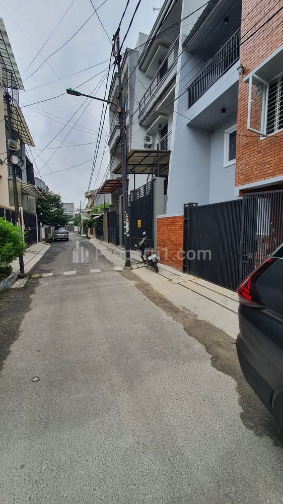 Jual Murah Rumah Baru 3 Lantai Siap Huni di Tanjung Duren Jakarta Barat