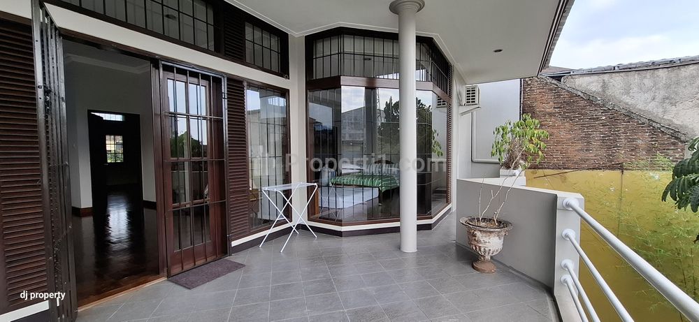 Dijual Cepat Rumah Lux Sangat Terpelihara di Panumbang Jaya, Ciumbuleuit, Bandung, Halaman Belakang Luas, Kusen Jati, Hadap Timur, Baru Cat Ulang