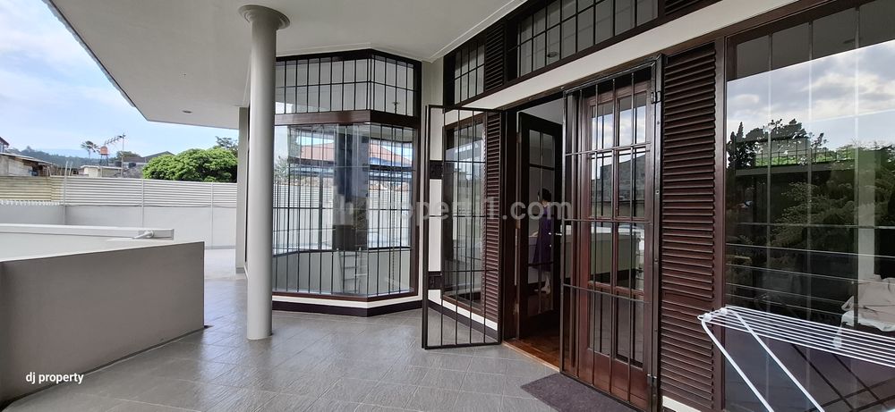 Dijual Cepat Rumah Lux Sangat Terpelihara di Panumbang Jaya, Ciumbuleuit, Bandung, Halaman Belakang Luas, Kusen Jati, Hadap Timur, Baru Cat Ulang
